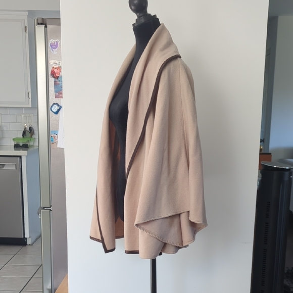 Source Unknown Beige Cape with Dark Edging - Picture 2 of 16